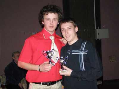 František Mocek (vlevo) s cenou pro nejlepší družstvo 2008 (dorostenci) a Peter Antol s cenou pro druhé nejlepší družstvo 2008 (muži A)